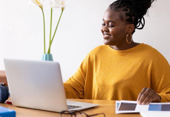 Trabalho em casa: oportunidades reais de renda extra e dicas para evitar armadilhas financeiras