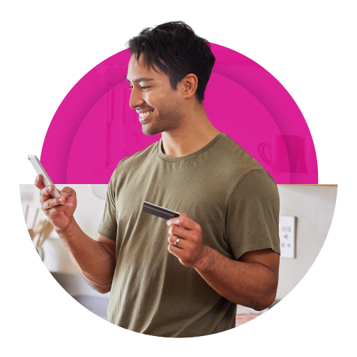 Homem sorrindo segurando celular e cartão em destaque sobre fundo circular rosa.