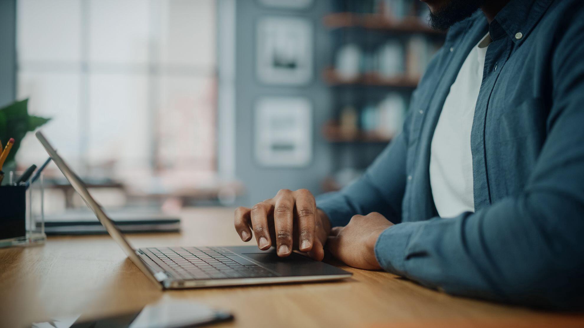 Mulher fazendo acordo do Santander pelo notebook