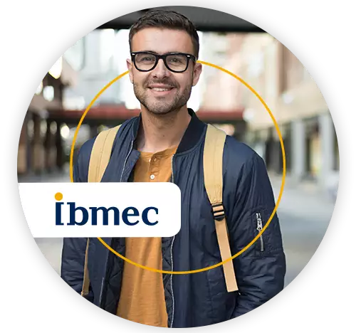Jovem, branco, de óculos, sorrindo, de camiseta laranja, jaqueta azul e mochila