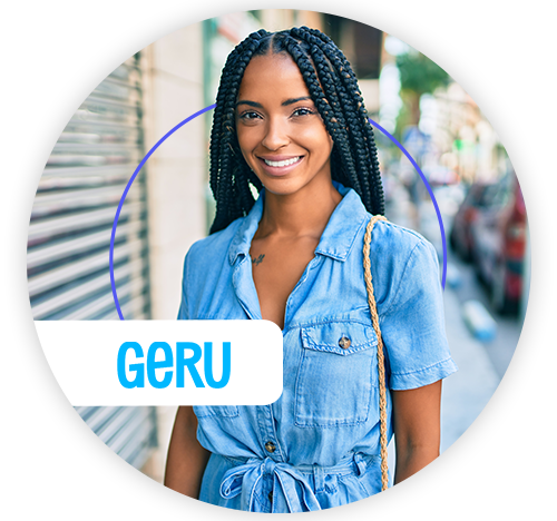 Mulher sorrindo em rua urbana com logo da Geru.
