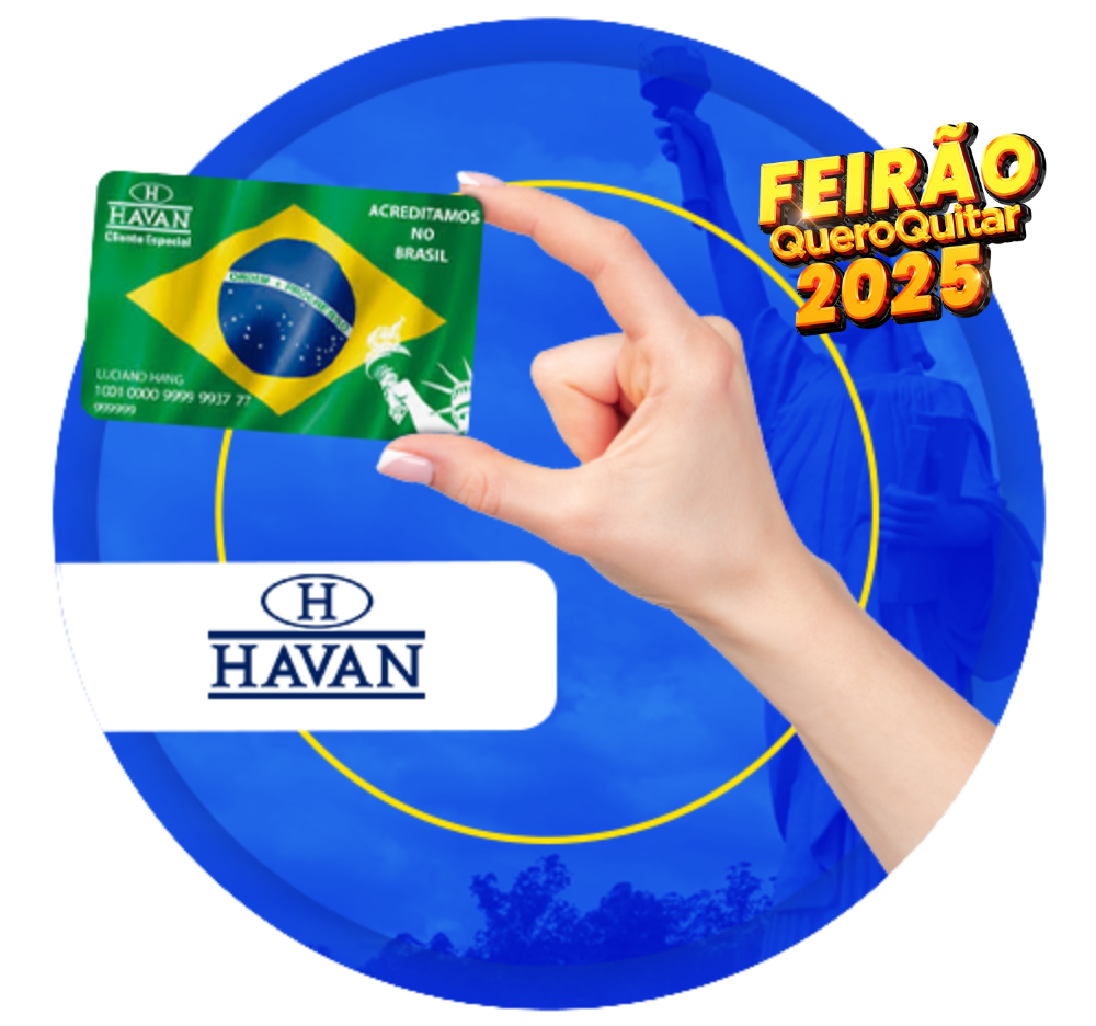 uma mão feminina segurando um cartão da Havan, com a bandeira do Brasil impressa nele, tendo ao fundo a Estátua da Liberdade da Havan