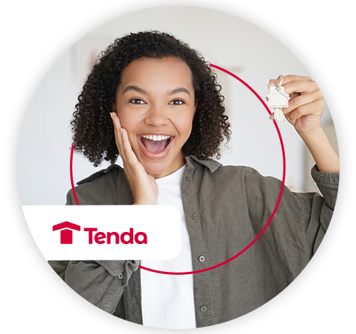 Mulher sorridente segurando uma pequena chave de casa, com o logo da construtora Tenda ao lado.