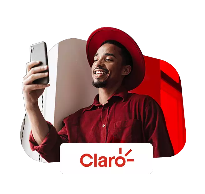 uma homem feliz sorrindo consultando o celular