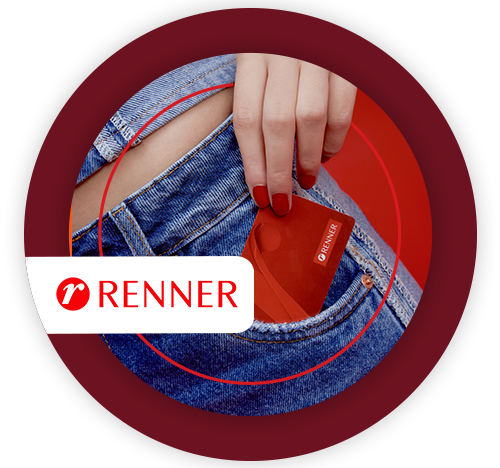 Uma mão feminina, puxando um cartão Renner do bolso da calça jeans.